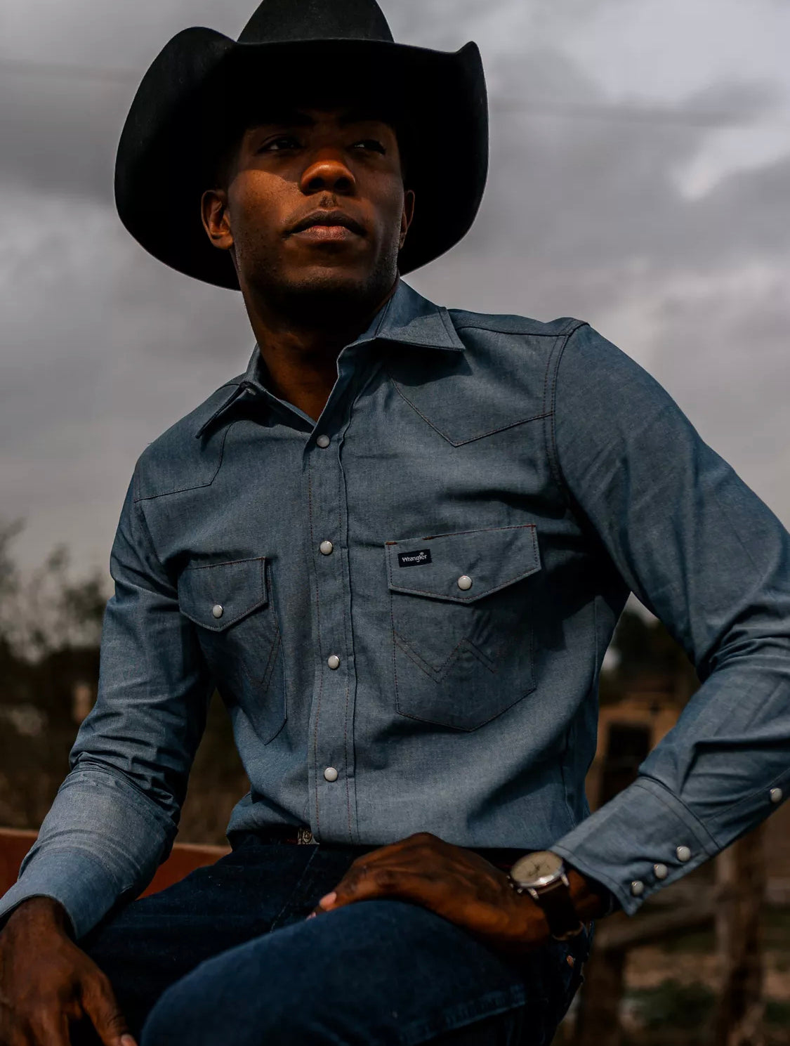 WRANGLER COWBOY CUT® FIRM FINISH LONG SLEEVE WESTERN SNAP SOLID WORK SHIRT IN CHAMBRAY BLUE
