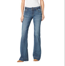 Load image into Gallery viewer, Wrangler® Retro® Mae Trouser Jean - Mid Rise - Devon
